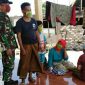 Antisipasi Covid-19; Kepala Desa Tobai Tengah (H. Mustofa) saat membagikan masker secara gratis kepada warganya. 