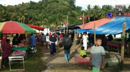 Pandemi Covid-19; pasar jajanan Moluo terlihat ramai pembeli. 