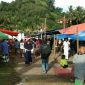 Pandemi Covid-19; pasar jajanan Moluo terlihat ramai pembeli. 