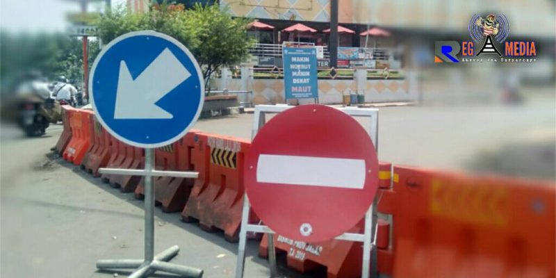 Terlihat sejumlah jalan protokol di Kota Cimahi telah ditutup.