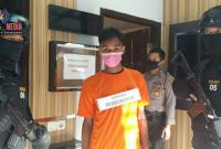 Konferensi pers; tersangka pembunuhan dikawal ketat dua petugas Polres Bangkalan. 