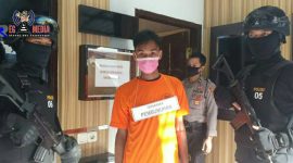 Konferensi pers; tersangka pembunuhan dikawal ketat dua petugas Polres Bangkalan. 
