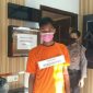 Konferensi pers; tersangka pembunuhan dikawal ketat dua petugas Polres Bangkalan. 