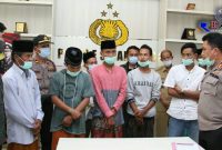 Para pelaku kericuhan saat di Mapolres Sampang bersama Kades dan Forkopimcam Robatal.