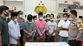 Para pelaku kericuhan saat di Mapolres Sampang bersama Kades dan Forkopimcam Robatal.
