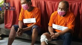 Konferensi Pers; terlihat dua pelaku maling motor dengan balutan prebbal dikaki kanannya. 