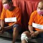 Konferensi Pers; terlihat dua pelaku maling motor dengan balutan prebbal dikaki kanannya. 