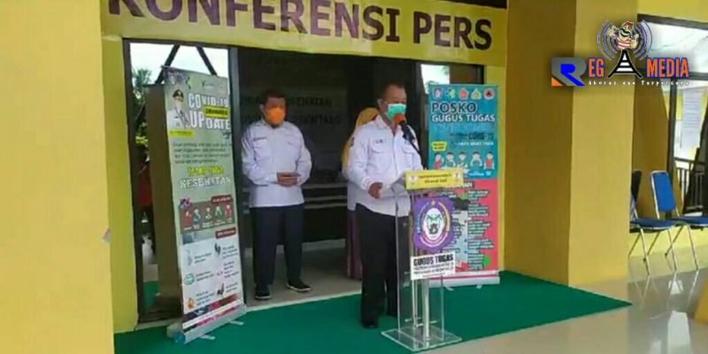 Konferensi Pers,  Koordinator GTPP Covid-19 Provinsi Gorontalo (dr. Triyanto Bialangi).
