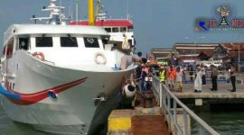 Terlihat beberapa penumpang menaiki kapal di Pelabuhan Kalianget Sumenep Madura,  (dokumentasi sebelum pandemi covid-19).