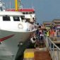 Terlihat beberapa penumpang menaiki kapal di Pelabuhan Kalianget Sumenep Madura,  (dokumentasi sebelum pandemi covid-19).