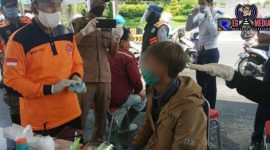 (S) saat diperiksa di Posko Check Point PSBB Surabaya, Rabu (29/4/20).