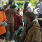(S) saat diperiksa di Posko Check Point PSBB Surabaya, Rabu (29/4/20).