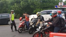 Salah satu pos pemeriksaan yang dijaga ketat oleh petugas gabungan.