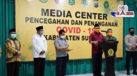 Bupati Sumenep (KH Buysro Karim) saat lakukan konfrensi pers, Jumat (24/4/20) malam. 