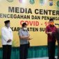 Bupati Sumenep (KH Buysro Karim) saat lakukan konfrensi pers, Jumat (24/4/20) malam. 