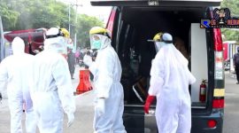 Tim Covid Hunter Polda Jatim bersama tim medis dari RS Bhayangkara Surabaya saat mengevakuasi pria berstatus ODP menuju RS Menur.