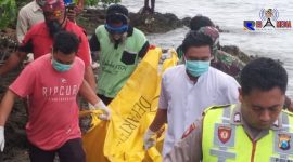 Petugas saat mengevakuasi mayat perempuan yang ditemukan dibibir pantai Desa Bira Barat, Sampang. 