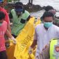 Petugas saat mengevakuasi mayat perempuan yang ditemukan dibibir pantai Desa Bira Barat, Sampang. 