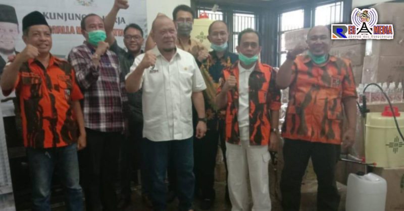 Ketua MPW Pemuda Pancasila La Nyalla M Matalitti saat membagikan alat semprot disinfektan di Surabaya.