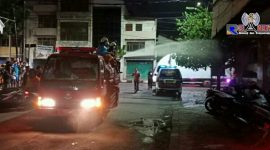 Ada yang positif Covid-19, Pasar Kapasan Surabaya disemprot disinfektan meski malam hari.  