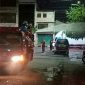 Ada yang positif Covid-19, Pasar Kapasan Surabaya disemprot disinfektan meski malam hari.  