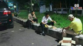Tim Covid-19 saat melaksanakan sahur pertama dijembatan timbang pintu masuk Sampang. 