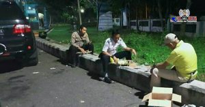 Sahur Pertama Seadanya Tanpa Keluarga, Tim Covid-19 Sampang Tuai Pujian