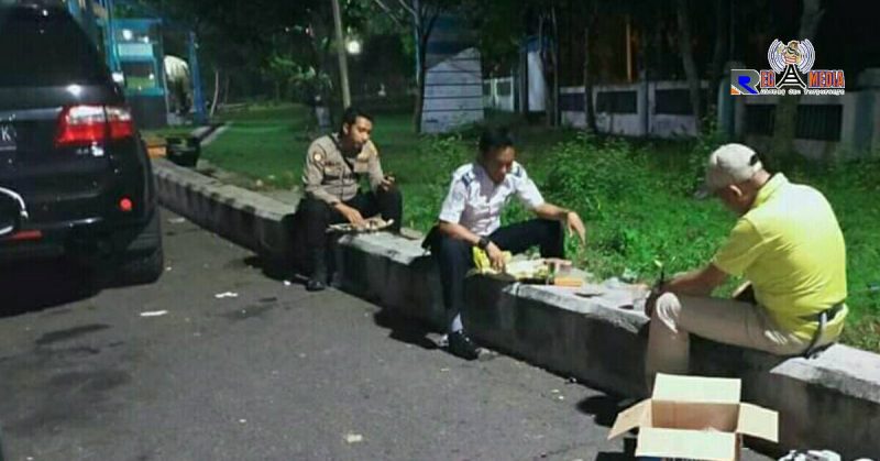Tim Covid-19 saat melaksanakan sahur pertama dijembatan timbang pintu masuk Sampang. 
