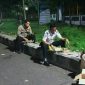 Tim Covid-19 saat melaksanakan sahur pertama dijembatan timbang pintu masuk Sampang. 