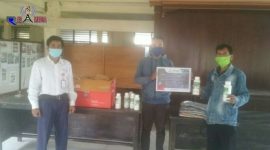 Secara simbolis salah satu camat di Bngkalan menunjukkan bantuan APD 