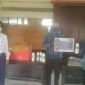 Secara simbolis salah satu camat di Bngkalan menunjukkan bantuan APD 