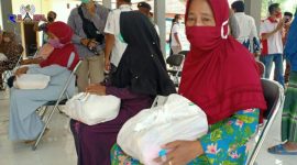 Terlihat sejumlah warga telah menerima bantuan sembako dari Pemkab Bangkalan. 