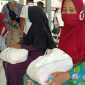 Terlihat sejumlah warga telah menerima bantuan sembako dari Pemkab Bangkalan. 