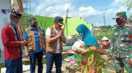 Bupati Bangkalan saat memberikan bantuan sembako kepada warga terdampak bencana puting beliung.