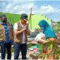Bupati Bangkalan saat memberikan bantuan sembako kepada warga terdampak bencana puting beliung.