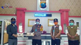 Ra Imron secara simbolis memberikan bantuan kepada Kapolres Bangkalan AKBP Rama Samtama Putra, di Mapolres setempat. 