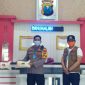 Ra Imron secara simbolis memberikan bantuan kepada Kapolres Bangkalan AKBP Rama Samtama Putra, di Mapolres setempat. 