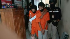 Konferensi Pers: tersangka begal sadis saat dikawal petugas di Mapolres Bangkalan. 