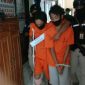 Konferensi Pers: tersangka begal sadis saat dikawal petugas di Mapolres Bangkalan. 