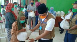 Bupati Bangkalan (R. Abdul Latif Amin Imron) saat memberikan sembako kepada salah satu warga di Kecamatan Modung.