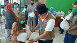 Keliling Kecamatan, Bupati Bangkalan Salurkan Sembako Kepada Warga Terdampak Covid-19