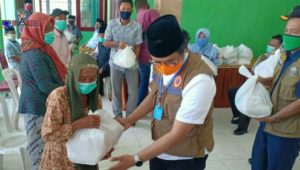 Keliling Kecamatan, Bupati Bangkalan Salurkan Sembako Kepada Warga Terdampak Covid-19