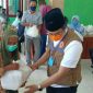 Bupati Bangkalan (R. Abdul Latif Amin Imron) saat memberikan sembako kepada salah satu warga di Kecamatan Modung.