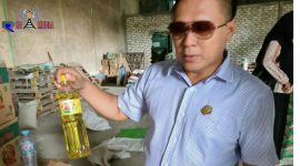 Anggota Komisi D (H. Subeidi) saat menunjukkan temuan di gudang sembako Pemkab Bangkalan. 