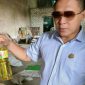 Anggota Komisi D (H. Subeidi) saat menunjukkan temuan di gudang sembako Pemkab Bangkalan. 