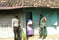 TNI-Polri saat memberikan bantuan paket sembako kepada warga.