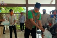 Bupati Bangkalan (R. Abdul Latif Amin Imron ) saat memberikan paket sembako kepada warga.