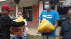 Warga terdampak pandemi Covid-19 mendapat bantuan paket sembako.