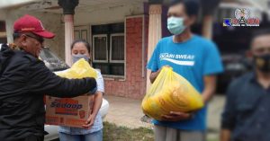 Warga Setiamanah Yang Diisolasi Mendapatkan Bantuan Dari Gugus Tugas Covid-19