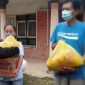 Warga terdampak pandemi Covid-19 mendapat bantuan paket sembako.